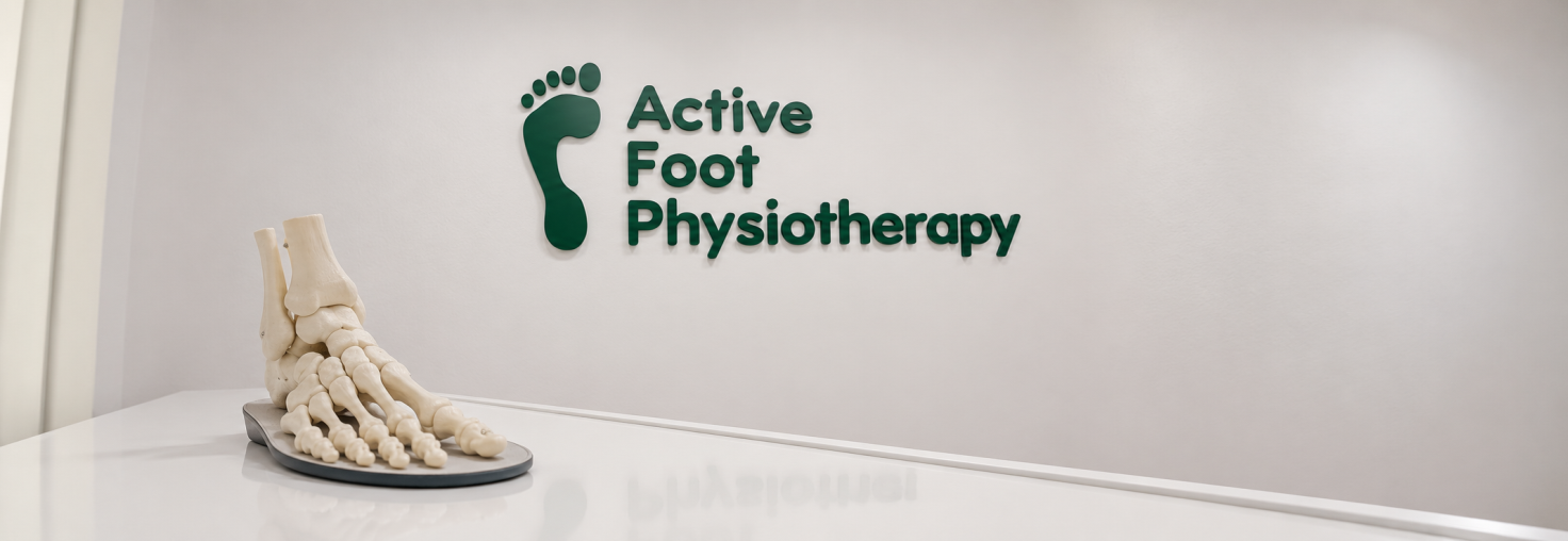 Recepce Active Foot Physiotherapy s anatomickým modelem chodidla